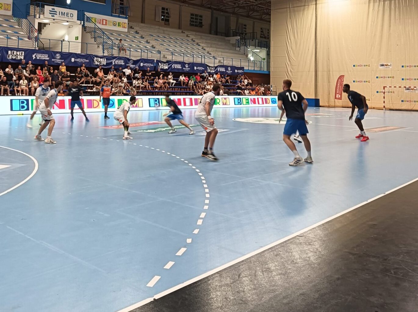 El Balonmano Servigroup Benidorm convence ante el AS Albatro