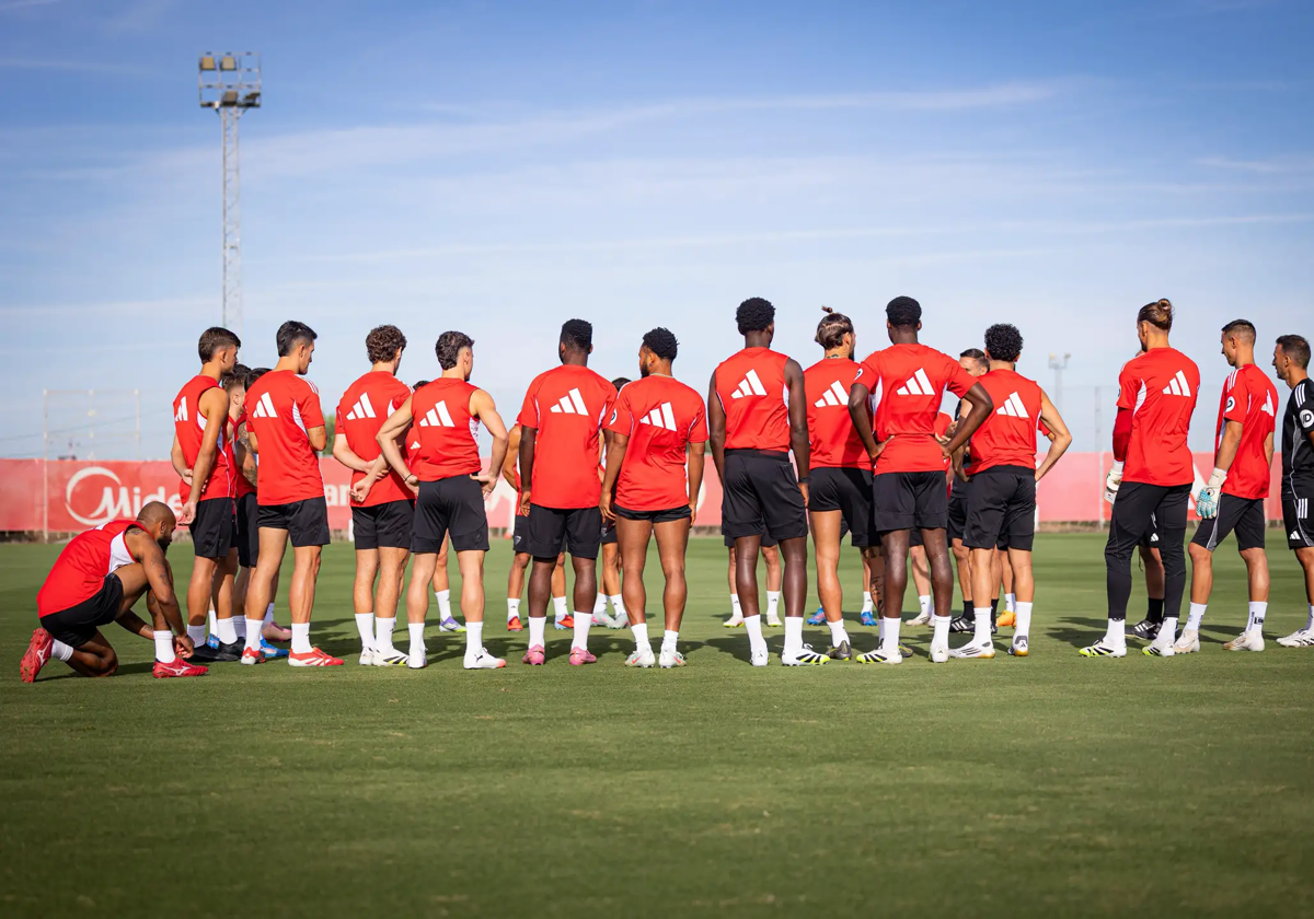 Los jugadores del Sevilla, antes de comenzar a entrenar en la ciudad deportiva