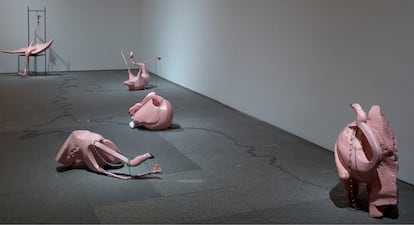 Una imagen de la sala de la exposición 'Espectros luminosos', de Naufus Ramírez-Figueroa en el Museo Reina Sofía.
