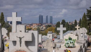 La escultura más emotiva del cementerio de la Almudena: "Representa el amor para toda la vida" | Aprender a mirar
