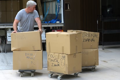 Un operario traslada los expedientes de la causa de la dana al juzgado de Catarroja, el 1 de agosto.