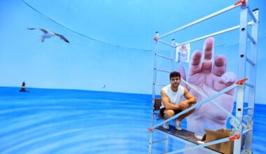 así pinta el artista David Catá el interior de la réplica del faro de Burela