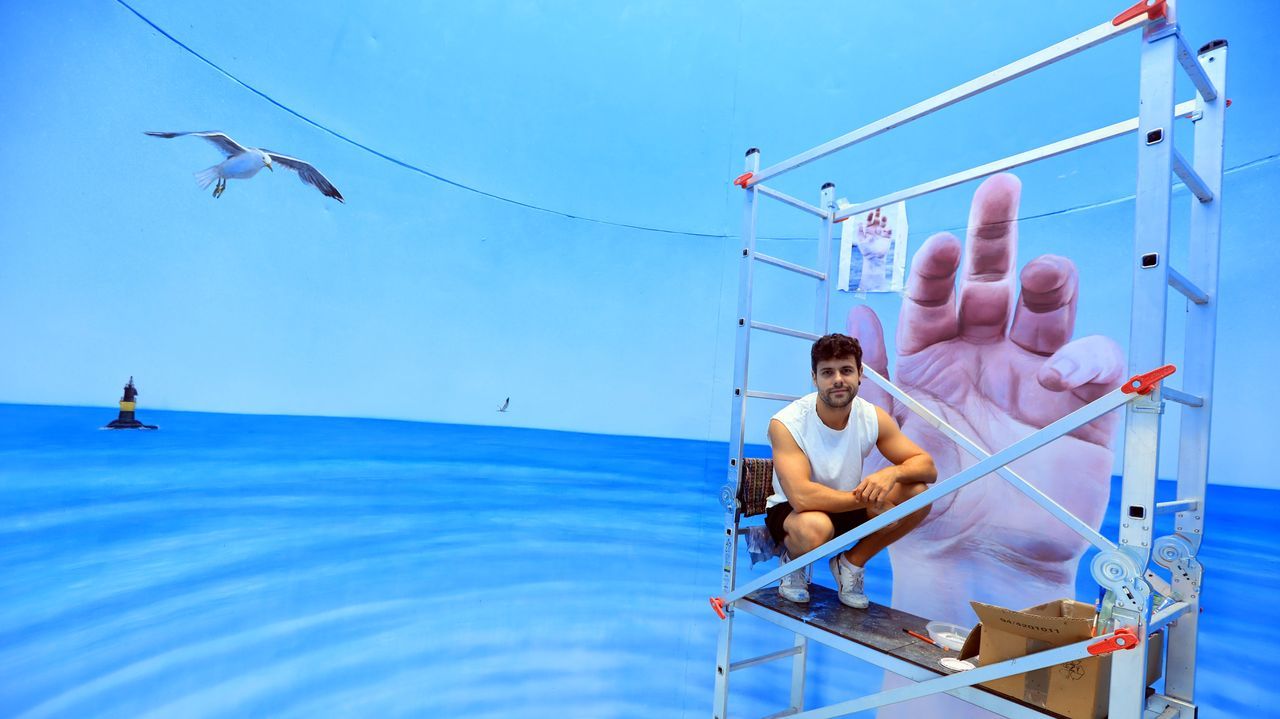 así pinta el artista David Catá el interior de la réplica del faro de Burela