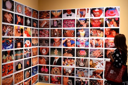 Una visitante contempla fotografías de la exposición 'Short & Sweet', de Martin Parr, en Bolonia, en 2024.