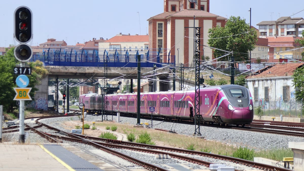 Suspendida la circulación en un tramo de la línea Madrid-Andalucía por un incendio en un tren: hay 210 personas evacuadas | Sociedad
