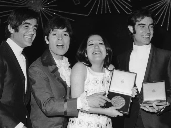 Massiel, tras ganar Eurovisión, junto al representante británico, Cliff Richard, que quedó segundo, y junto a los componentes del Dúo Dinámico, autores de 'La, La, La'