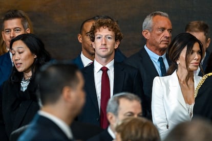 Mark Zuckerberg, entre su esposa, Priscilla Chan (a su izquierda), y la mujer de Jeff Bezos, Lauren Sánchez, en la toma de posesión de Donald Trump.