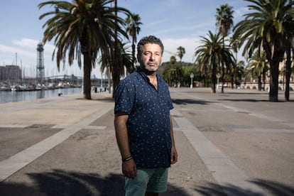 Saif Abukeshek, activista hispano-palestino y uno de los organizadores de la flotilla Global Sumud, fotografiado en el Moll de la Fusta del puerto de Barcelona.  