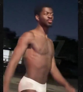 Lil Nas X caminaba en