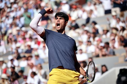 Alcaraz, con la malla en el Roland Garros de 2024.