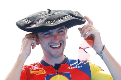 El corredor italiano Giulio Ciccone se pone la txapela tras ganar la Clásica de San Sebastián.