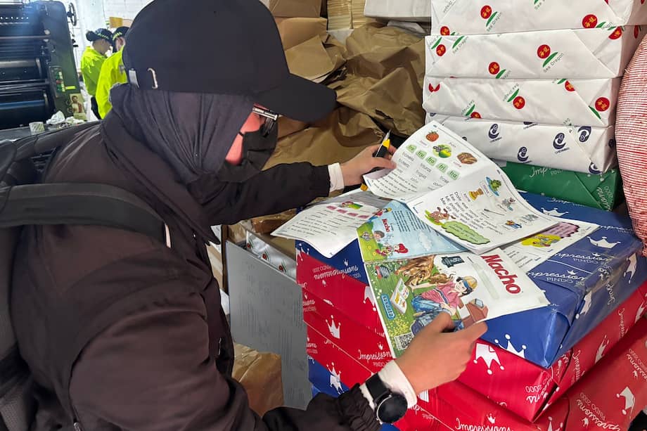 Autoridades inspeccionan el material incautado durante la jornada.