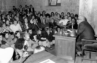 El escritor Ramón J. Sender, durante una conferencia en la Biblioteca de Cataluña en 1974.