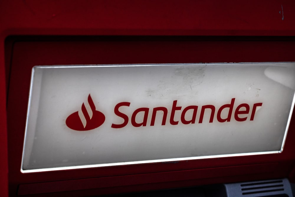 Las acciones de BBVA, Santander y CaixaBank impulsaron al Ibex 35, beneficiadas por excedentes de capital y menor aversión al riesgo en Europa.
