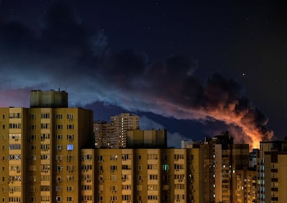 Una columna de humo y fuego se eleva en la ciudad tras el ataque masivo ruso sobre Kiev.