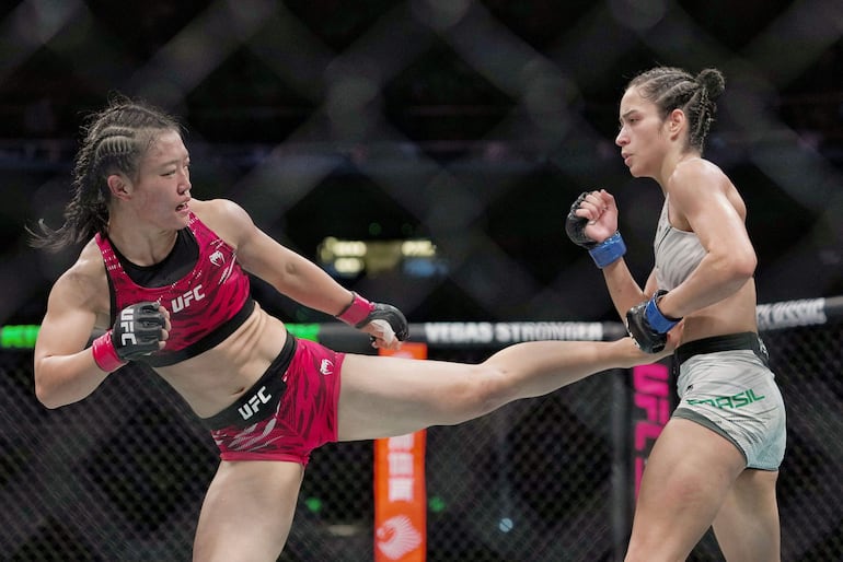 La china Shi Ming (I) pelea contra la brasileña Bruna Brasil durante el evento de peso paja femenino del UFC Fight Night en Shanghái, el 22 de agosto de 2025.