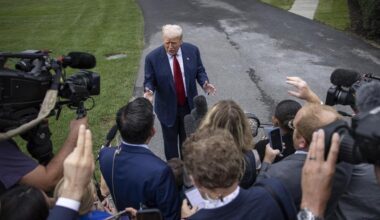 Trump amenaza con revocar los permisos a dos cadenas de televisión por &quot;sesgadas y mentirosas&quot;