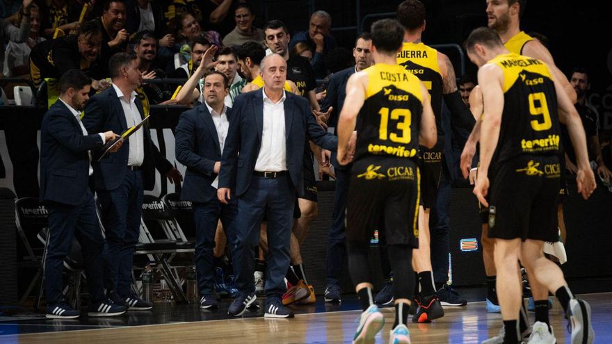 Parte del cuerpo técnico del CB Canarias, con Txus Vidorreta en primer plano.