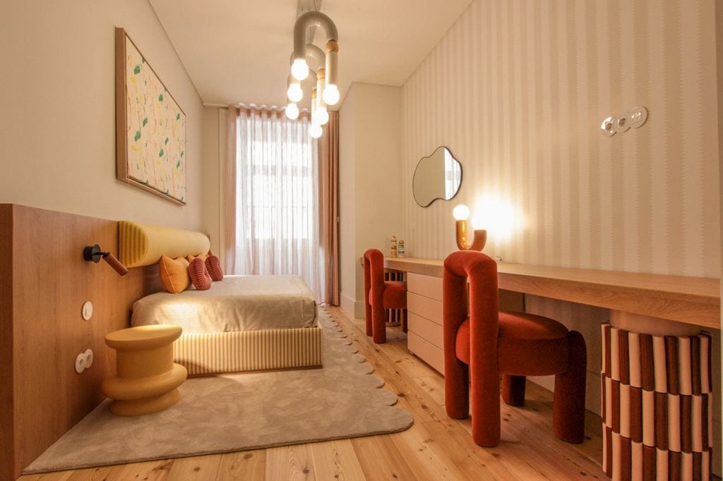Dormitorio con zona de estudio para dos
