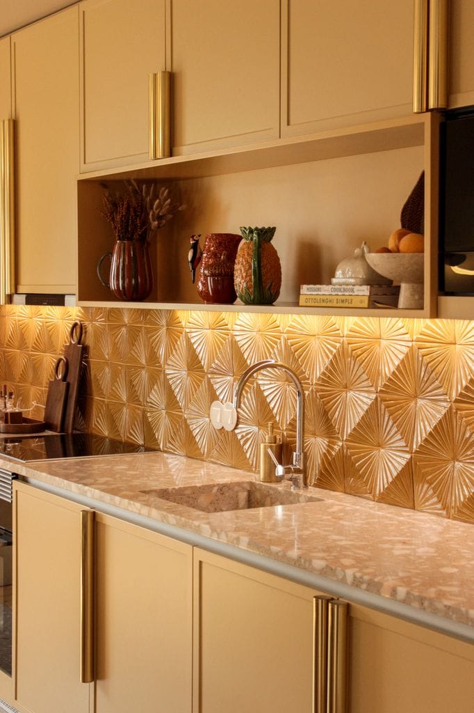 Cocina con frente de azulejos