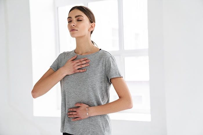 Mujer haciendo ejercicios de respiración