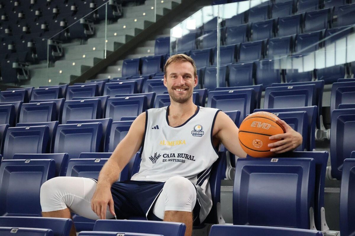 Calvin Hermanson, jugador del Alimerka Oviedo Baloncesto