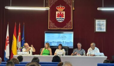 Autoridades y autores del libro, en la presentación celebrada en el Ayuntamiento.