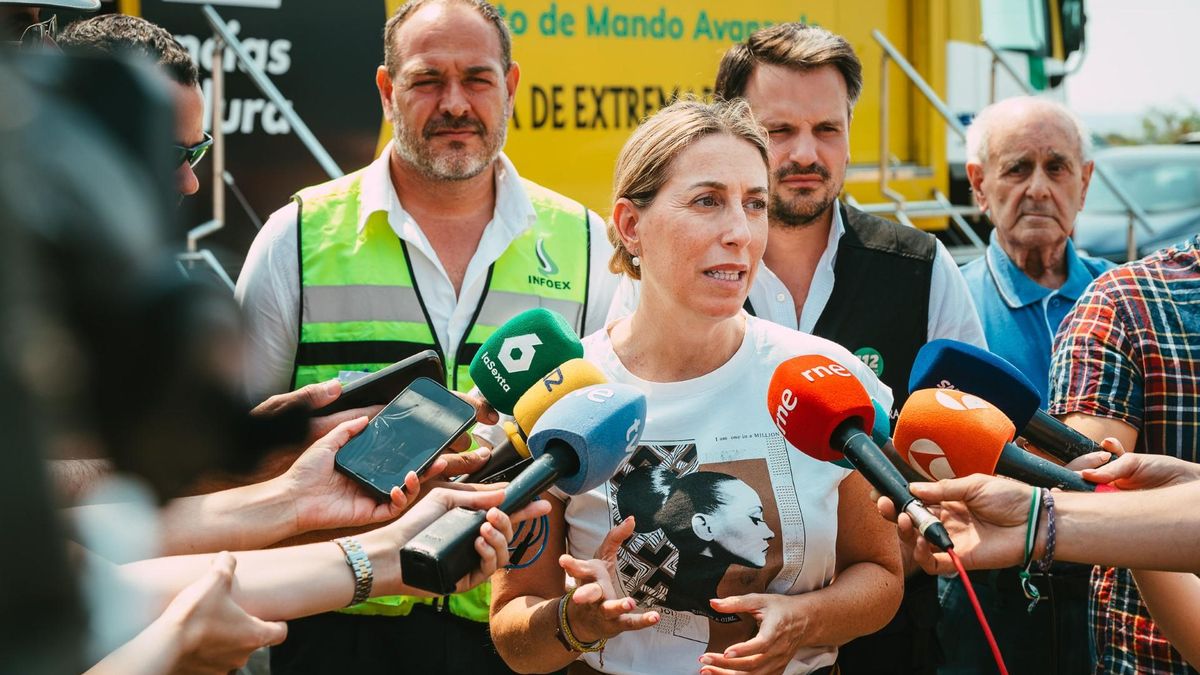 María Guardiola, en la zona del incendio de Jarilla este viernes