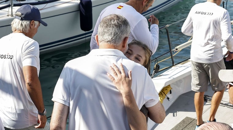 El abrazo entre el Rey y la Princesa antes de que Don Felipe zarpase en el Aifos