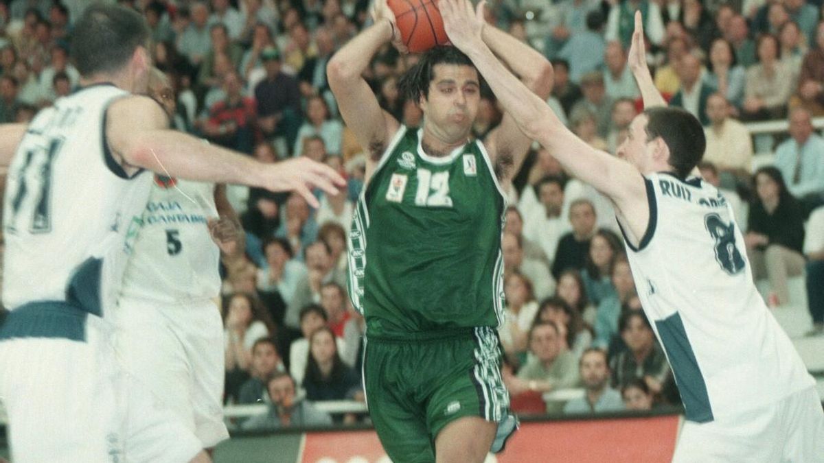 José Antonio Paraíso, con el balón en una imagen con el CáceresCB en el pabellón VCentenario en 1998.