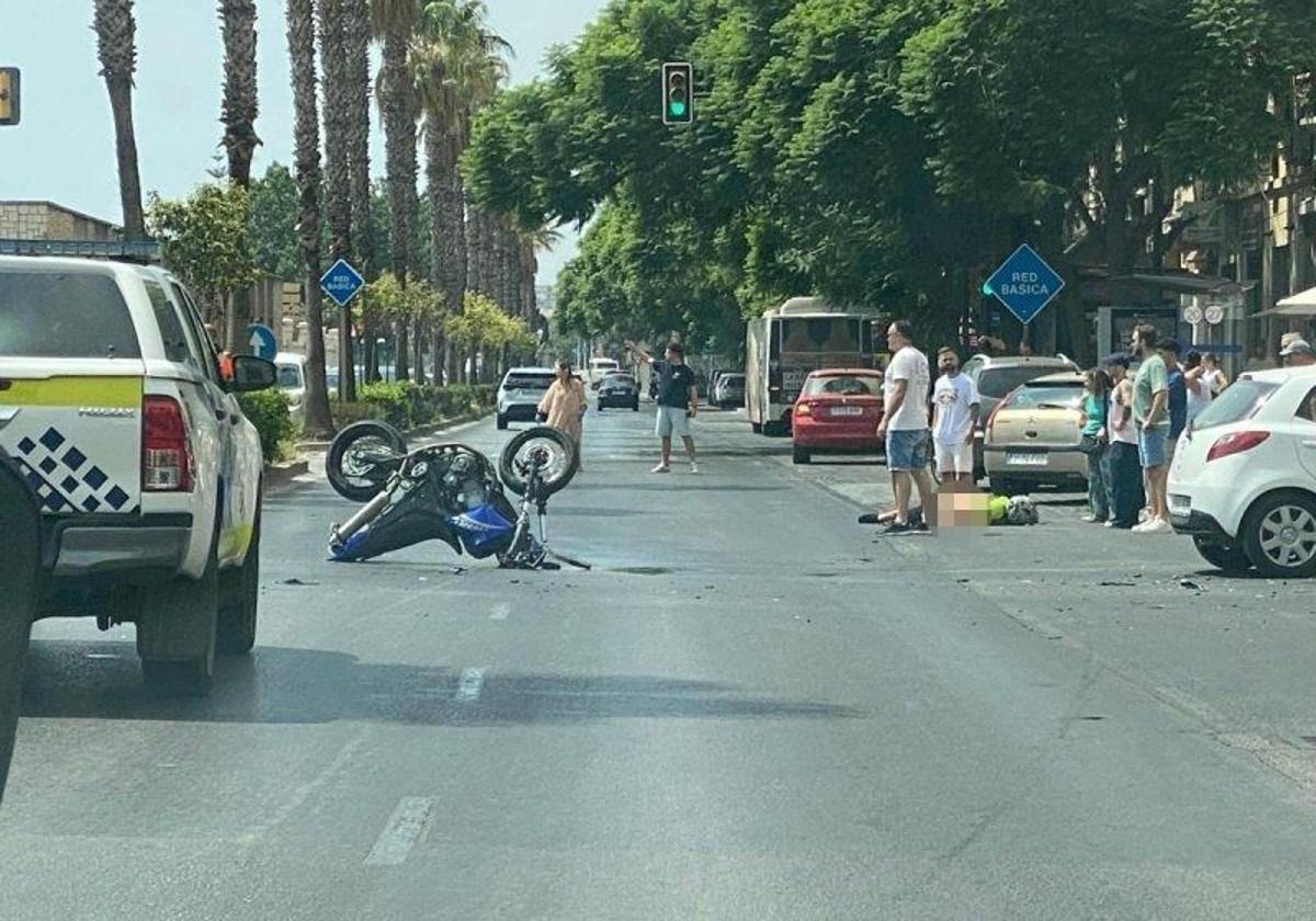 Una colisión entre dos motos y un coche en Muelle Heredia deja al menos un herido