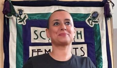 Detenida una activista marroquí acusada de blasfemia por posar con una camiseta con el mensaje: «Alá es lesbiana»