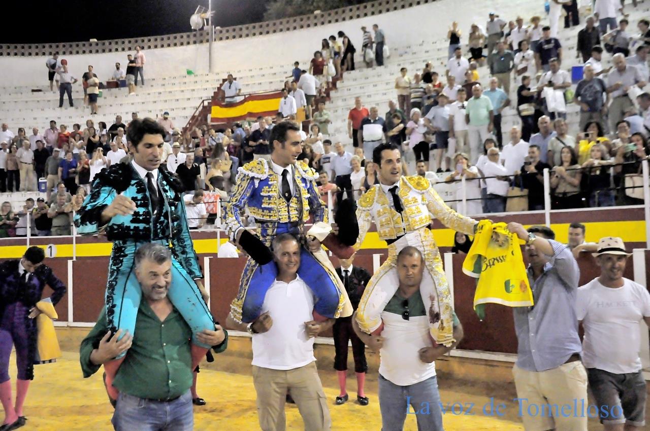 Linares, El Fandi y Cayetano salen por la puerta grande de Tomelloso