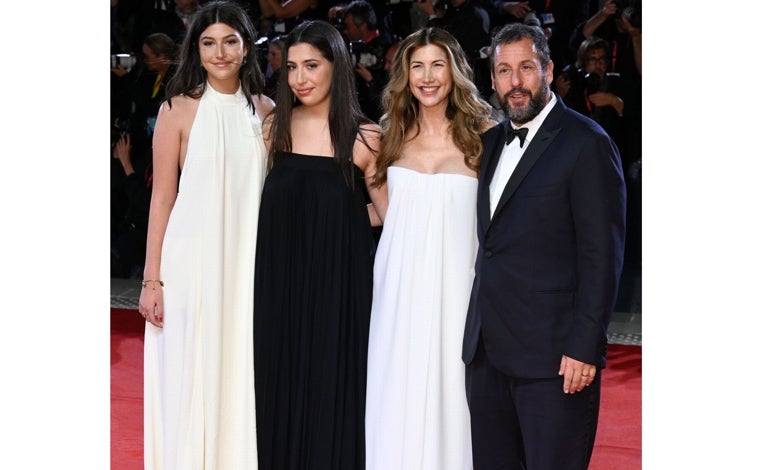 Imagen principal - Adam Sandler con sus hijas, Laura Dern y Shailene Woodley en la alfomra roja de la Mostra. 