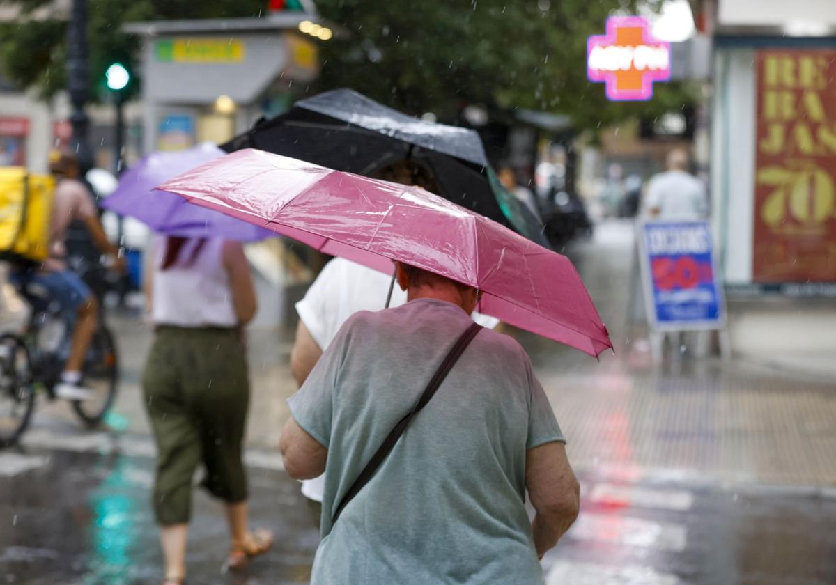 Aemet amplía el aviso naranja por chubascos muy fuertes y tormentas en la Comunitat y señala las zonas donde caerán