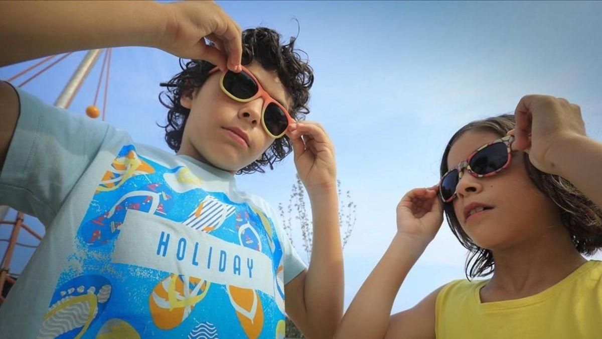 Niños con gafas de sol.