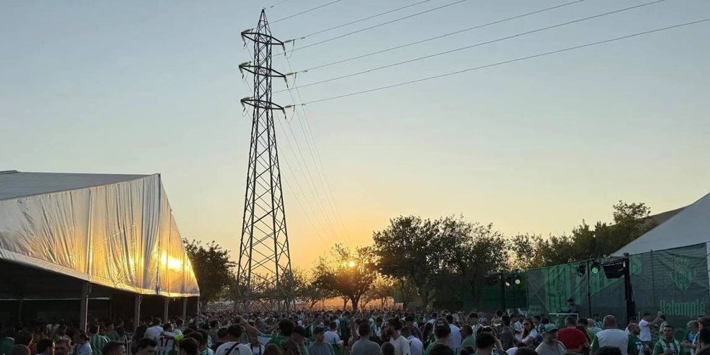 La 'fan zone' de la Cartuja se queda corta en el estreno del Betis por la falta de oferta de servicios