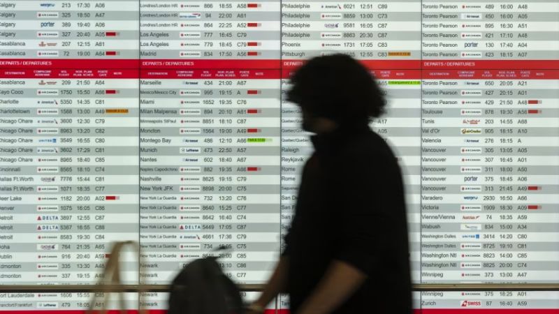 Air Canada suspende operaciones mientras los auxiliares de vuelo se declaran en huelga