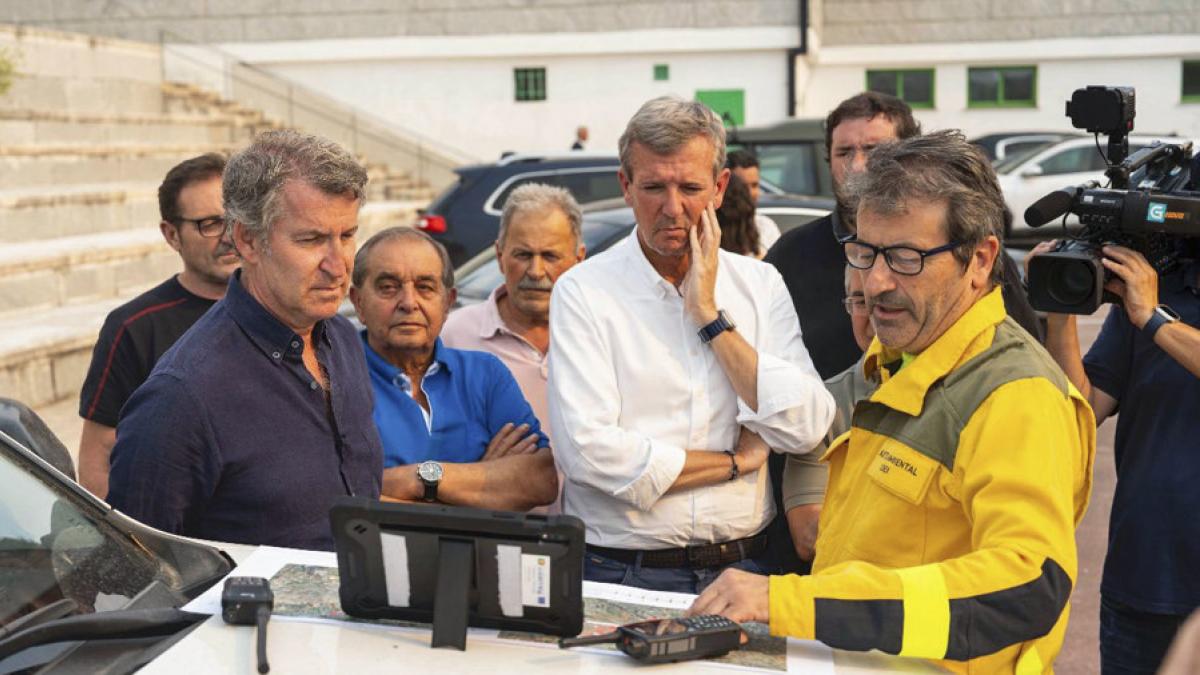 Dice Feijóo que 'el Gobierno no está' y Ernesto Ekaizer le responde con un reproche que termina alcanzando a Pedro Sánchez
