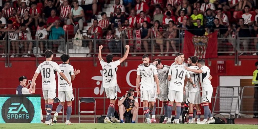 Homenaje al fútbol de Almería y Albacete en el estreno liguero