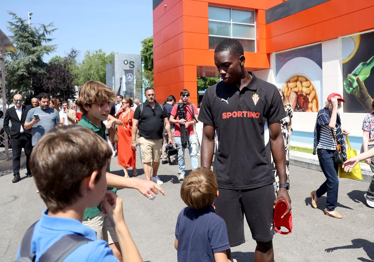 Amadou, jugador del Sporting de Gijón: «Dejé mi país para esto y llegar lo más arriba posible en el fútbol»