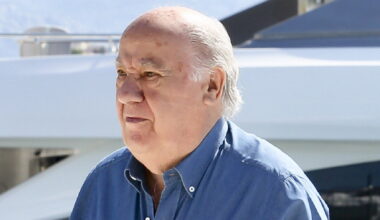 Amancio Ortega cumple con la tradición y su lujoso yate recorre por fin la costa de Pontevedra