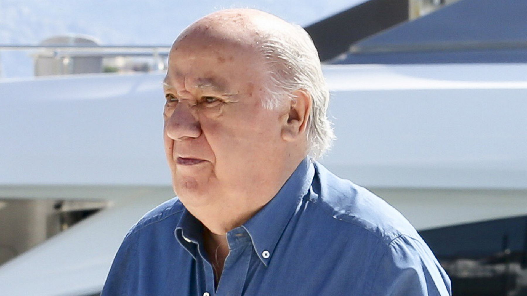 Amancio Ortega cumple con la tradición y su lujoso yate recorre por fin la costa de Pontevedra