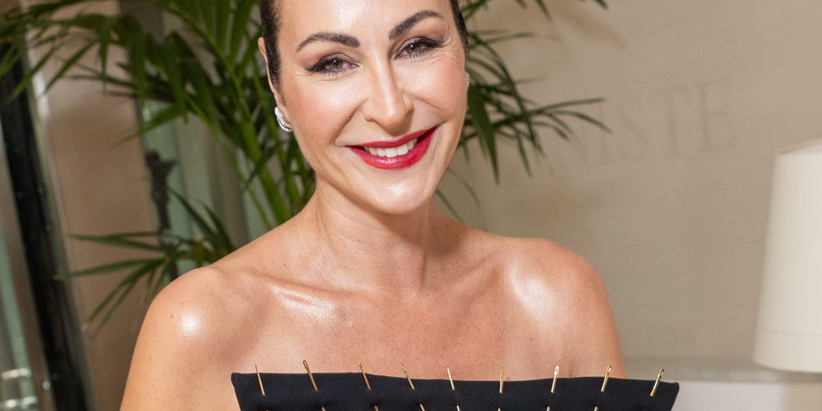 camisa de rayas y falda maxi en Menorca