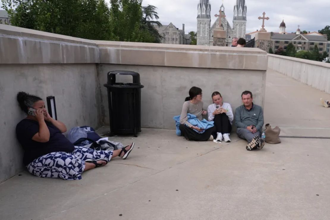 Estudiantes se refugian tras un muro en el campus de la Universidad de Villanova, donde se reportó un tiroteo.