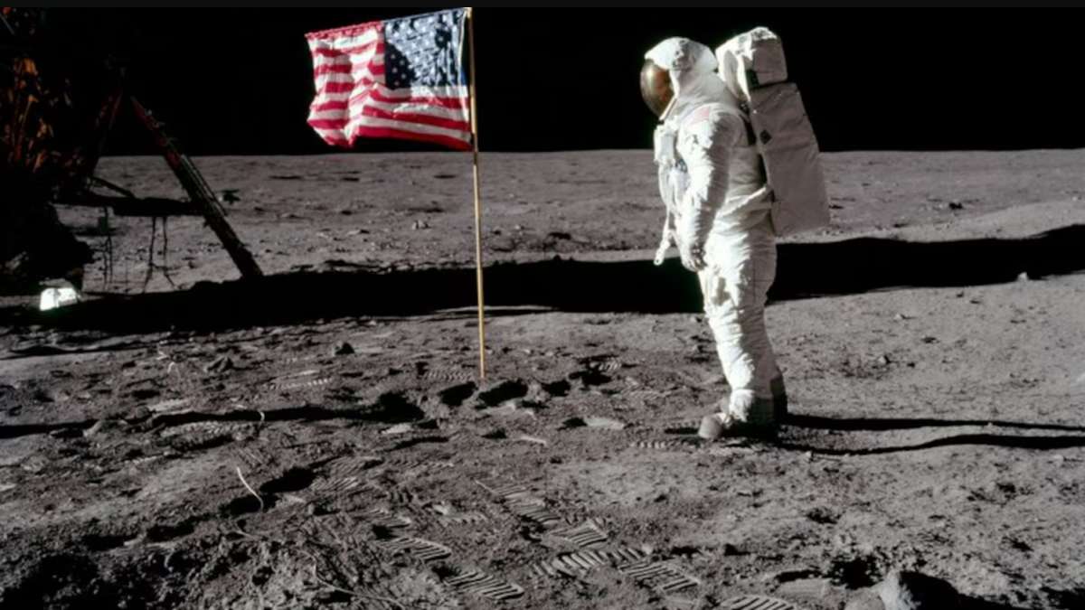 Hombre en la luna. Neil Armstrong posa frente a la bandera de EEUU