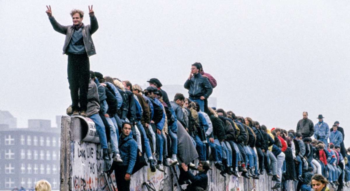 Ciudadanos de Alemania celebran la caída del muro de Berlín.