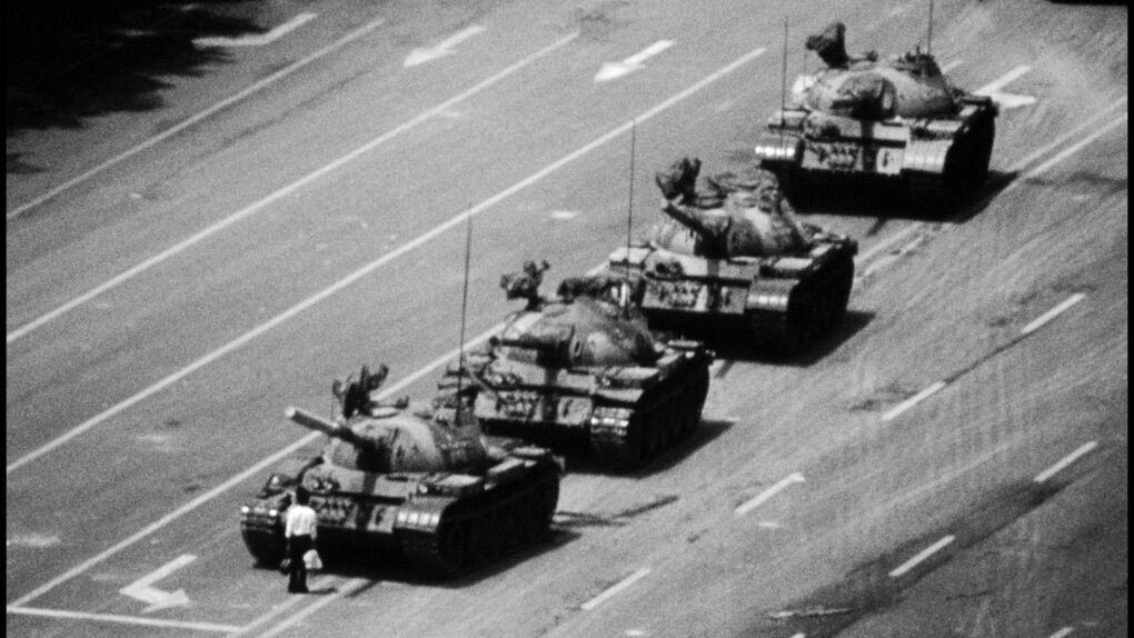 Stuart Franklin . Tiananmen Square . Beijing, China . 1989 (Fotos cortesía de C/O Berlin Foundation. Origen Magnum Photos).