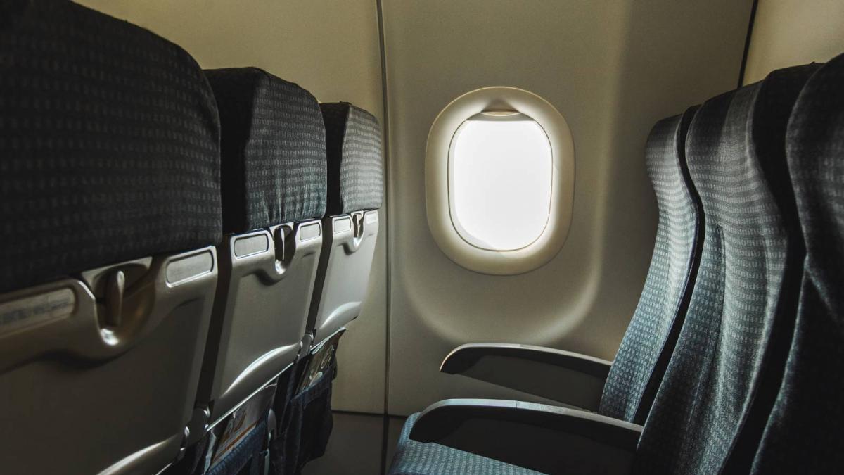 Pagan hasta 156 euros más por un asiento con ventanilla, acaban frente a una pared y arranca la demanda colectiva