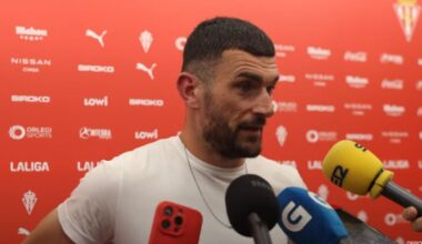 «Pelos de punta, salir con el estadio lleno y el himno cantado», Vázquez alucina con la afición del Sporting, destaca su capacidad para despejar y asegura que no hizo penalti